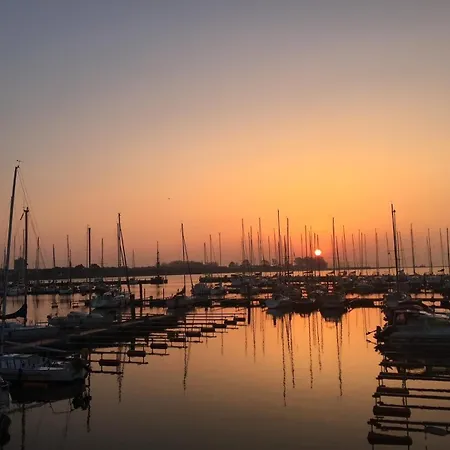 Hausboot Sundowner - Huus & 船上ホテル *