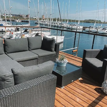 Hausboot Sundowner - Huus & 船上ホテル *