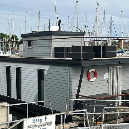 Hausboot Sundowner - Huus & 船上ホテル Großenbrode